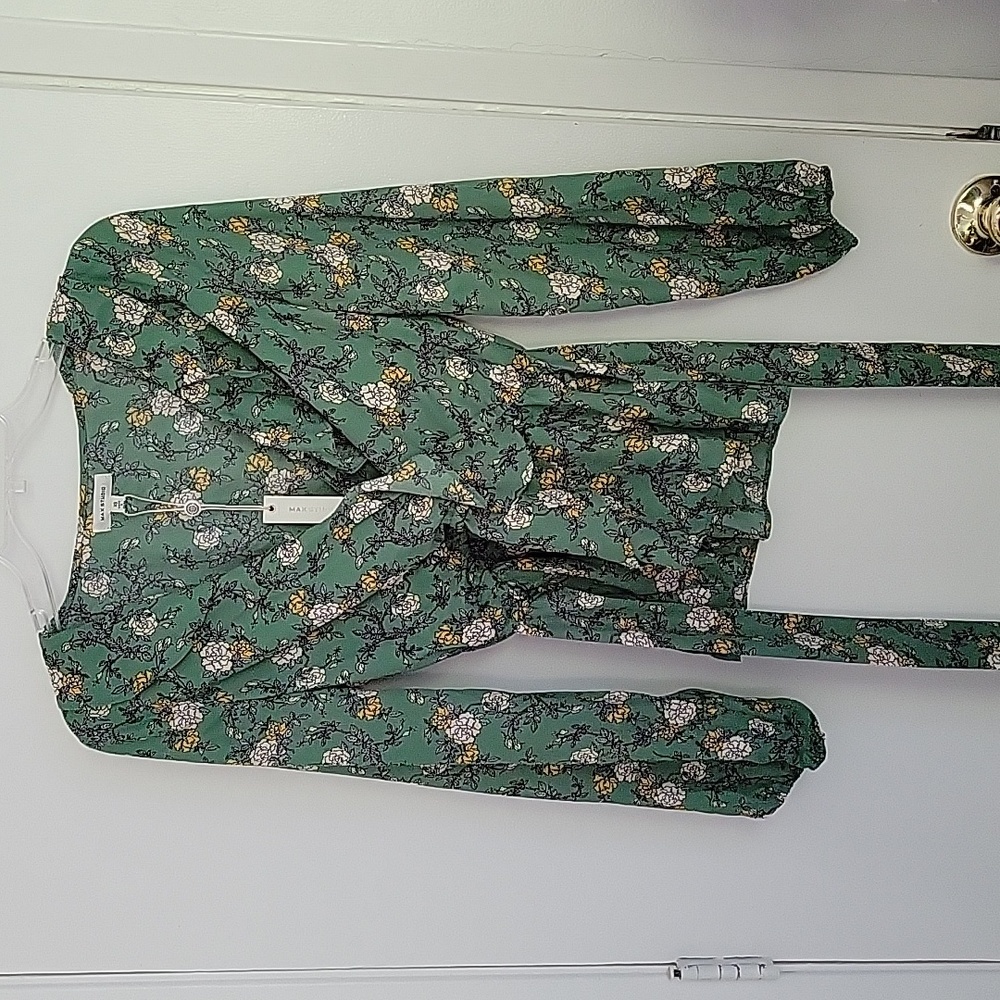 XS Max Studio floral long sleeve blouse